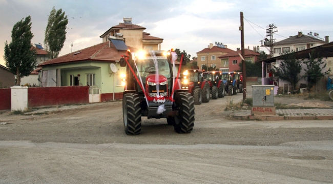 Gelini baba evinden traktörle aldı